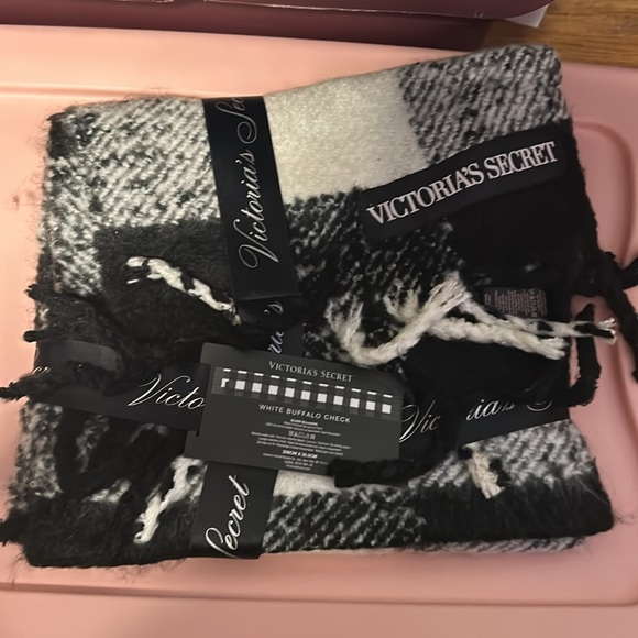 Victoria Secret White Buffalo Check Scarf - Picture 2 of 2